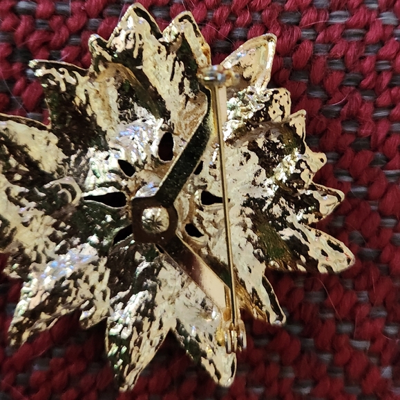 - Poinsettia Pin - Picture 4 of 4